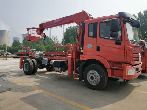 點擊查看詳細信息<br>標題：6.3噸大運隨車吊 閱讀次數：2033